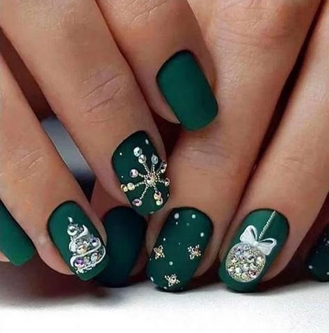 womens-christmas-nails