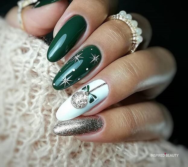 womens-christmas-nails