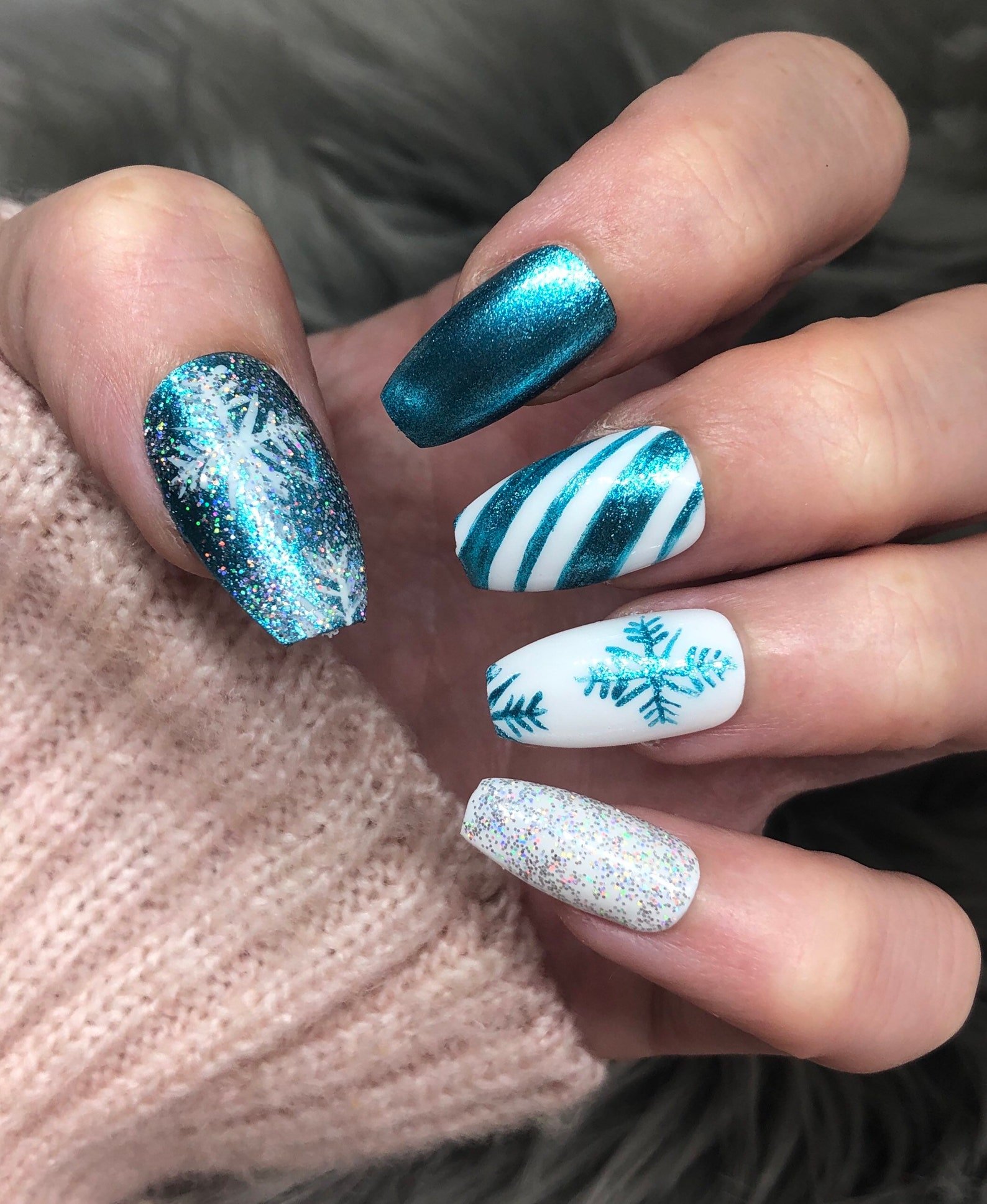 womens-christmas-nails